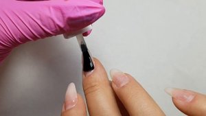 Маникюр самой себе на правой руке.