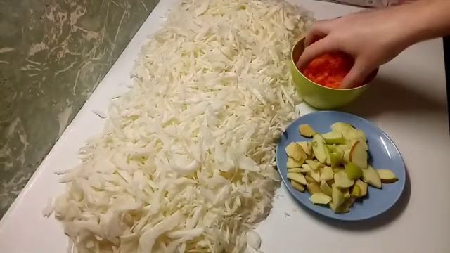 Секрет приготовления ВКУСНЕЙШЕЙ квашеной капусты с яблоками (360p).mp4