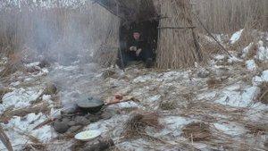 Укрытие из камыша. Один бушкрафт. Выживание. Поход на природу..avi