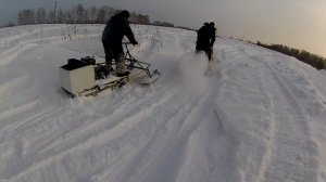 Самодельная мото собака с лыжным модулем против самодельного снегохода покатушки