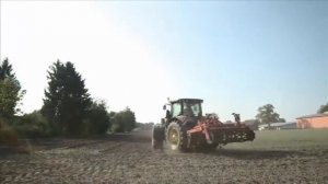 Трактор на шинах BKT AGRIMAX FORCE культивирует почву. Работает при более низком давлении в шине.