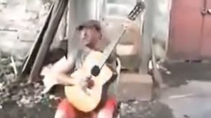 Бандерас нервно курит от такой игре на гитаре