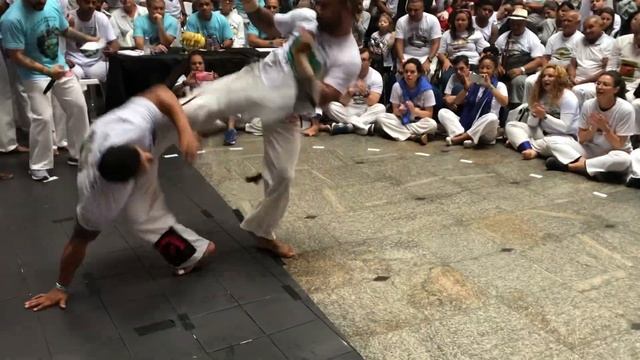 Sao bento grande : catitu e carrapato HD / Abada capoeira 2019 Brésil смотреть онлайн