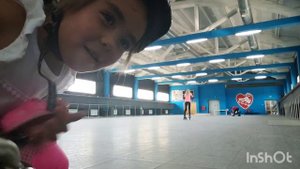 Уроки катания на роликах. Обучение движению спиной вперёд.