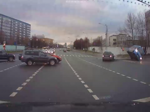 Идиот на внедорожнике снес маршрутку в Москве (8 человек, в том числе двое детей пострадало)