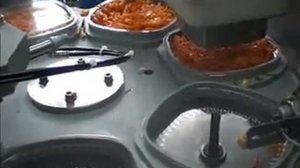 Фасовка салатов в пластиковые контейнеры, закрытие крышкой,