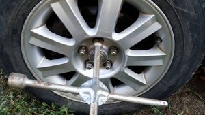 Как снять аккумулятор с Chrysler Sebring. How to remove the battery from Chrysler Sebring