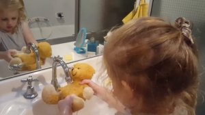 ✔Игрем с ребенком. Плюшевый мишка - купаем и кормим | Washing and feeding Teddy Bear