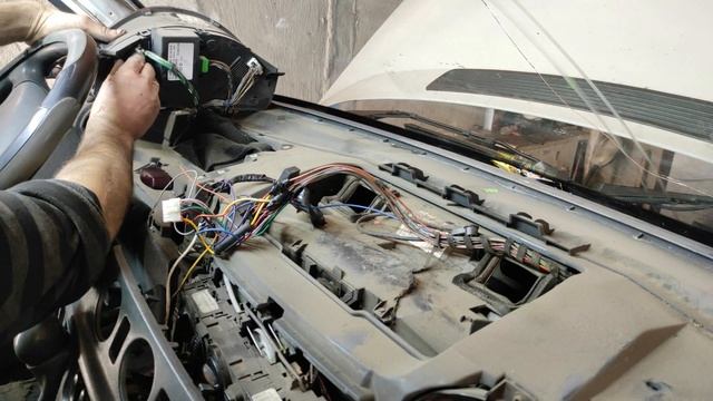 Замена радиатора печки Мерседес Спринтер CDI Replacing the radiator of theMercedesSprinterCDI stove смотреть онлайн