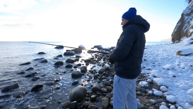 ОНА СУЩЕСТВУЕТ! ЛОСОСЬ! Как снежок и рыбка. Рыбалка на спиннинг с берега смотреть онлайн