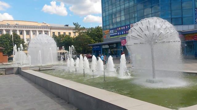 20150824 130246. Новочеркасск Ростовской области. Фонтаны у Торгового центра. смотреть онлайн