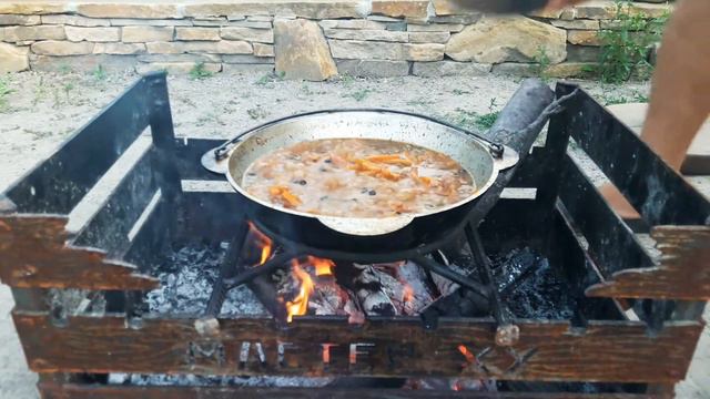 #плов #приготовлениеплова Приготовление вкуснейшего узбекского плова в конце рабочего дня.