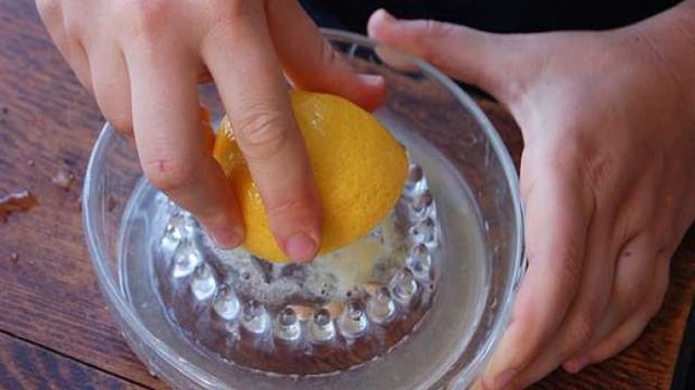 Салат Цезарь с колбасой