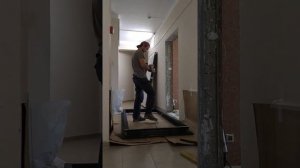 Установка дверей. Установка ВХОДНОЙ ДВЕРИ. Один установил тяжёлую входную дверь.