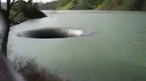 Шокирующая дыра в воде!!!!!!!!!!!