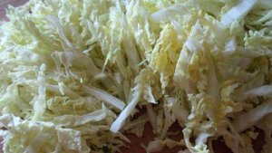 Салат из пекинской капусты, кукурузы и яблока