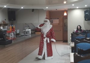 Дед Мороз поет