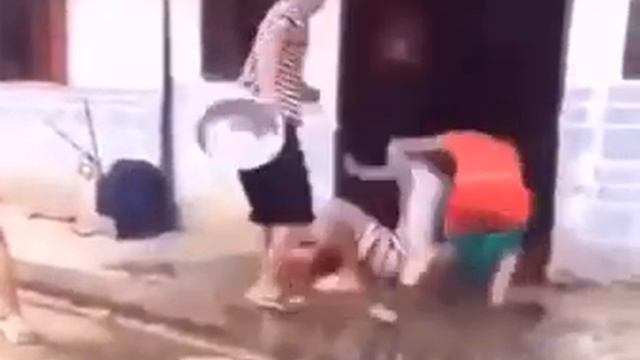 Вынес собаке попить... смотреть онлайн