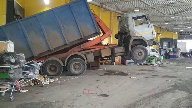 Перегруз мусоровоза)