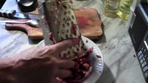 Свекла с яблоками и чесноком под майонезом