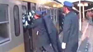 Запихивают в метро в Китае)))