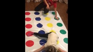 Игра В Твистер С Малышкой Фи-Фи(Twister Game With Babi Phi-Phi)