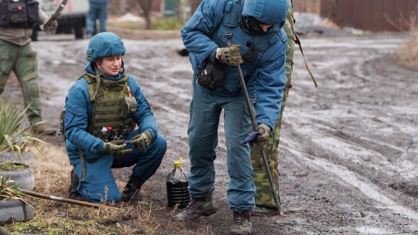 Российские саперы производят разминирование Донецка от украинских «лепестков»