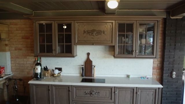 Кухня с резными фасадами от фабрики DeCrew смотреть онлайн