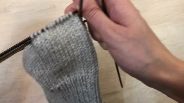 Самые простые женские варежки спицами