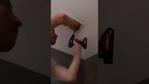 Установка акустической колонки в натяжной потолок с плотным примыканием к полотну.