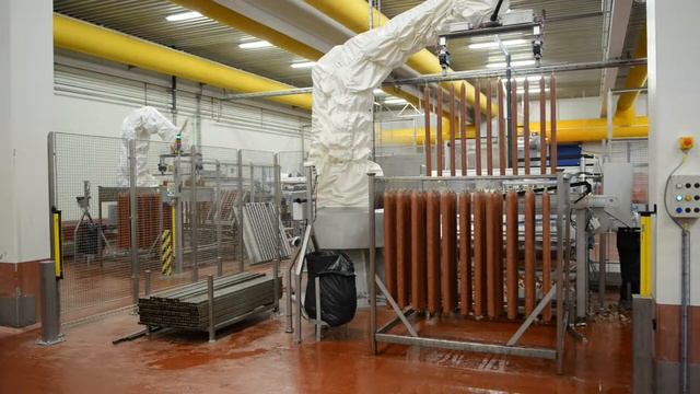 Робот Kawasaki перемещает колбаски пепперони на мясокомбинате смотреть онлайн