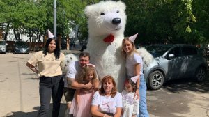 Ульяну поздравил с днём рождения огромный белый мишка Москва