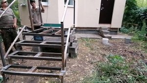 Крылечко с элементами холодной ковки