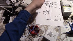 IEK ДД 035 .  Cелективная схема подключения с проходным двухклавишным  выключателем   (3 ) .