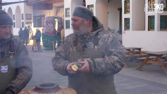 Кролик, тушеный в сметане, приготовленный в тандыре. Два Шефа у ЭкоТандыра