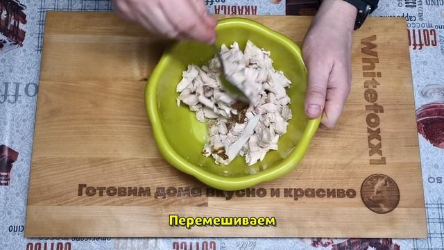 Салат с солеными огурцами, курицей и зерненой горчицей