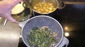 Свинина с сычуаньским перцем и чесночными стрелками.
