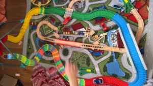 Играем с папой в деревянную железную дорогу