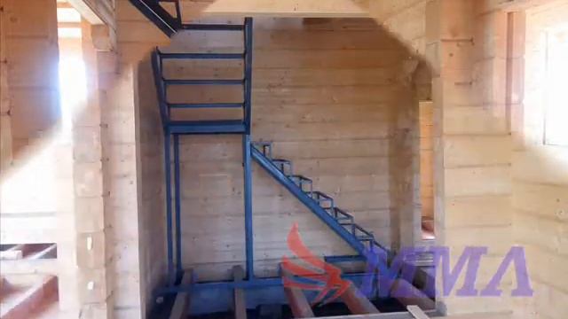 Каркас лестницы из металла в деревянном доме. смотреть онлайн
