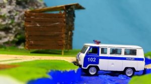 Монстр Трак убегает от полицейской машины и падает с горы Мир Машинок