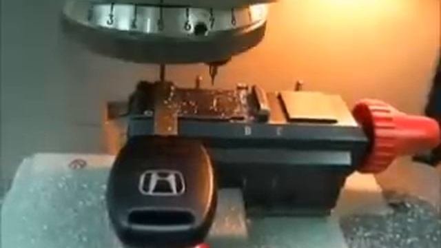 Изготовление ключей на компьютерном станке.wmv