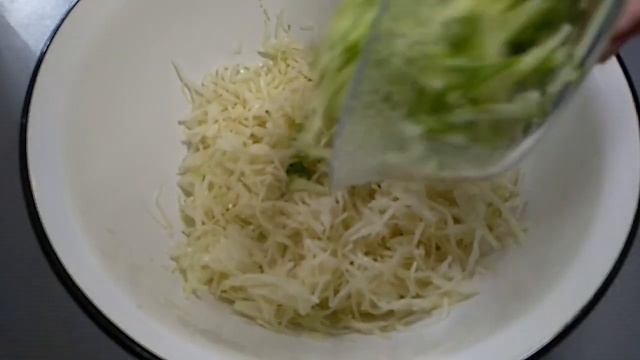 САЛАТ ИЗ КАПУСТЫ И ОГУРЦА – ПРОСТОЙ, СОЧНЫЙ, ПОЛЕЗНЫЙ! КБЖУ – 80/1/5/6 смотреть онлайн