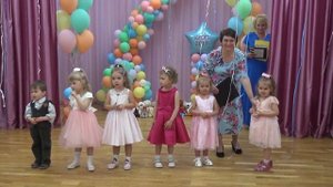 Малыши читают стихи выпускникам детского сада Kindergarten children's poems 幼稚園 jardin ziminvideo