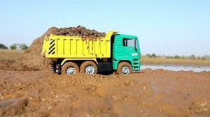 Грузовики разгребают огромную кучу грязи