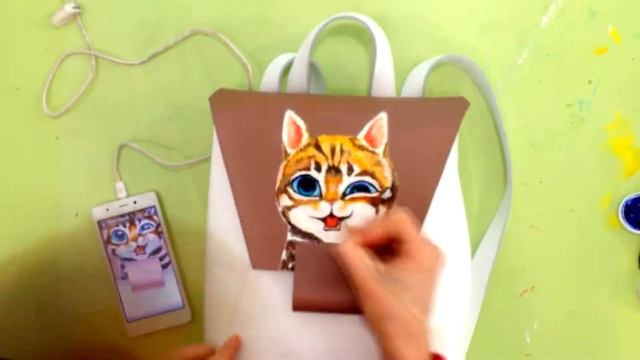РИСУЕМ КОТА НА КОЖАНОЙ СУМКЕ | РОСПИСЬ БЕЛОЙ СУМКИ С КЛАПАНОМ смотреть онлайн