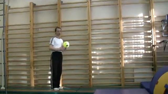 Ведем мяч и лазаем по гимнастической стенке смотреть онлайн