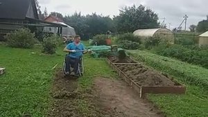 Грядка для клубники, заполняю дерном с землей