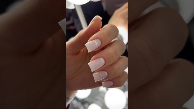 А вы любите минимализм в маникюре?#маникюробучение #shortvideo #школаманикюра