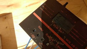 Установил солнечную панель на даче.