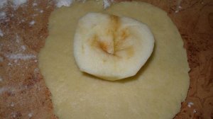 Песочное печенье с половинками яблок